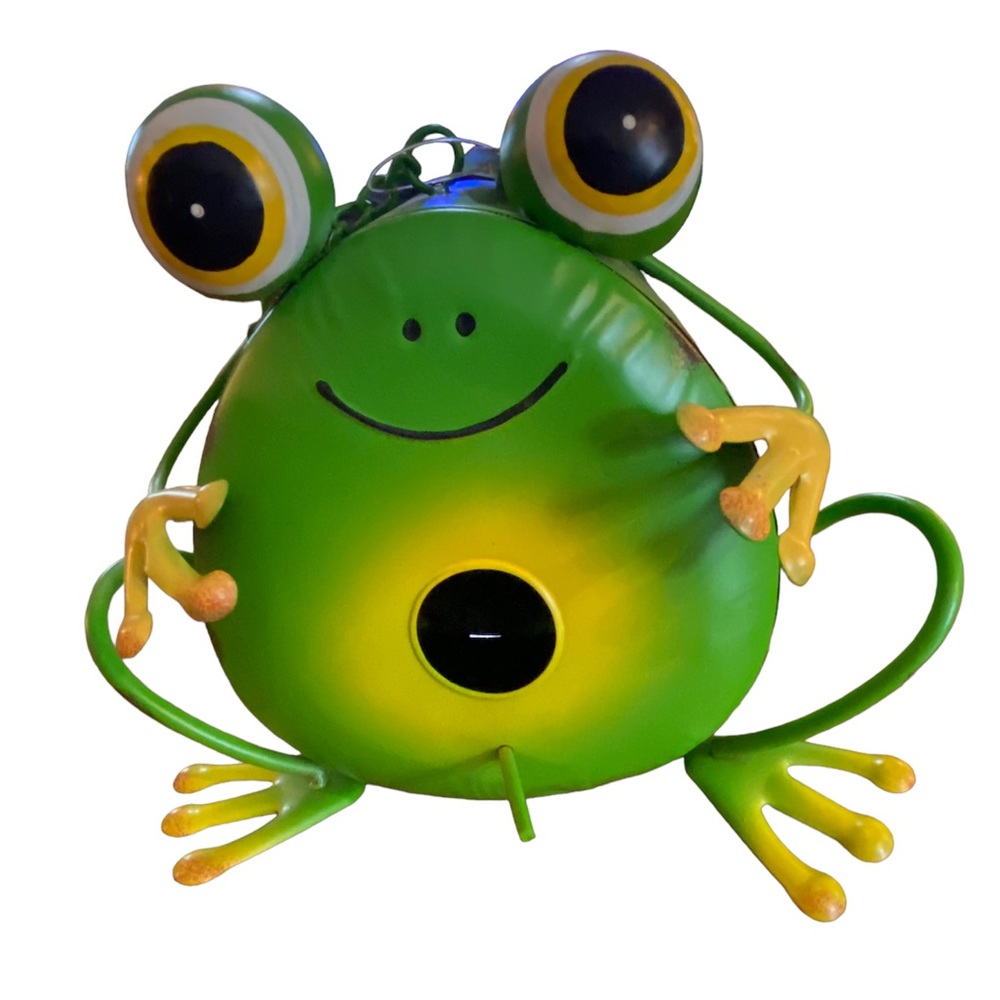 🐸Metal frog birdhouse🐸.   7.68in by 8.8in LITTLE TRAP DOOR on back🤫